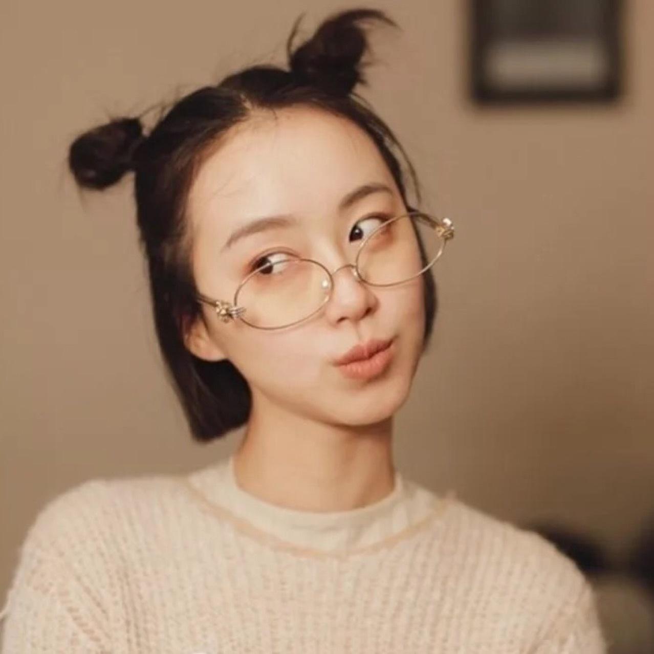 Begini Tips Memilih Model Kacamata Yang Pas Untuk Wanita Hidung