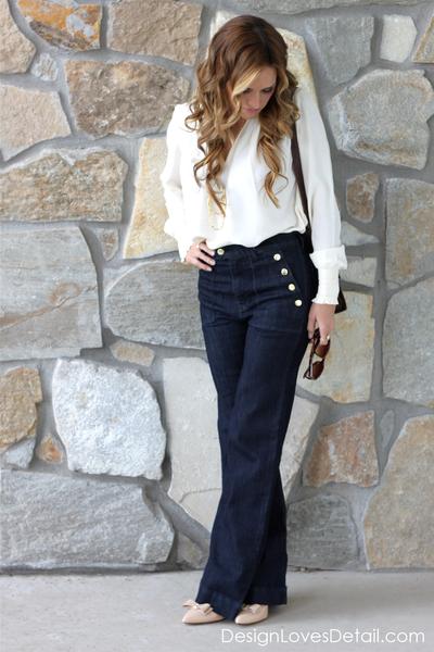 Flared jeans dengan blus cantik