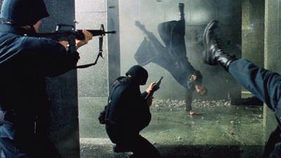 http://img1.looper.com/img/gallery/how-the-matrix-pulled-off-that-legendary-fight-scene/the-lobby-scene-was-done-sans-cgi.jpg