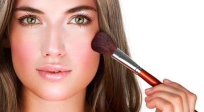 https://media.styletips101.com/2014/09/applying-blush.jpg