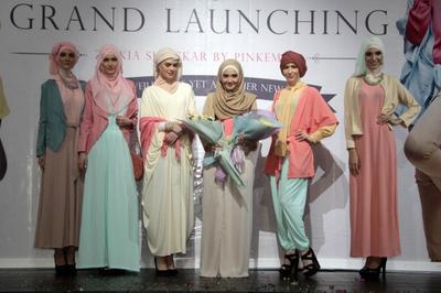 https://cdns.klimg.com/dream.co.id/resources/photonews/2014/06/19/1800/664xauto-busana-hijab-zaskia-sungkar-diluncurkan-140619q-004-rev1.jpg