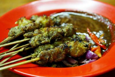 http://www.kabarkuliner.com/wp-content/uploads/2013/05/santap_sate_klopo_di_surabaya_intisarionline.jpg