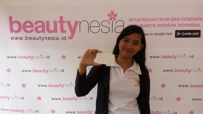 Anisa, dengan bedak Maybellinenya