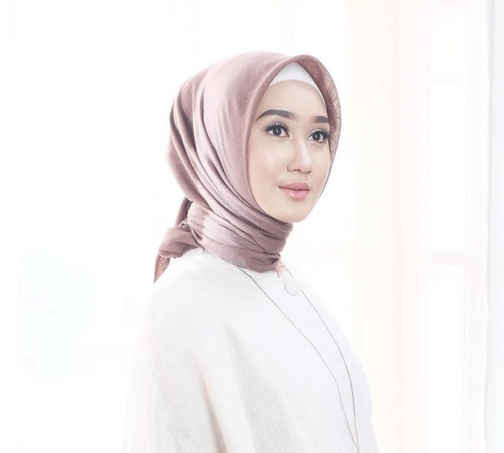 Ini Dia Gaya Hijab Simpel Dan Super Rapi Ala Dian Pelangi