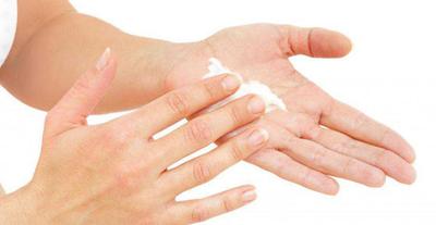 Image result for Menggunakan lotion yang mengandung bahan kimia