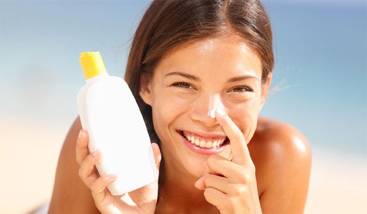 Image result for menggunakan sunscreen