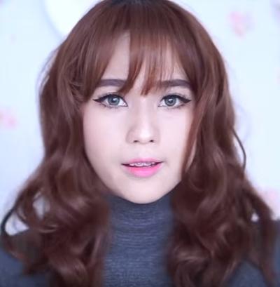 Tampil Cantik Dengan Rambut Curly Tebal Ala Gadis Korea