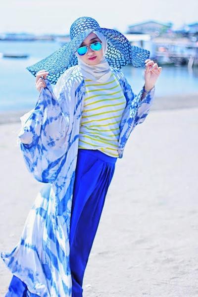 Ladies Ini Dia 6 Trik Tampil Modis dengan Hijab ke Pantai 