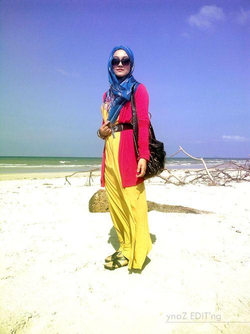 4 Gaya Hijab  Photogenic Saat Berlibur ke  Pantai  Fashion  