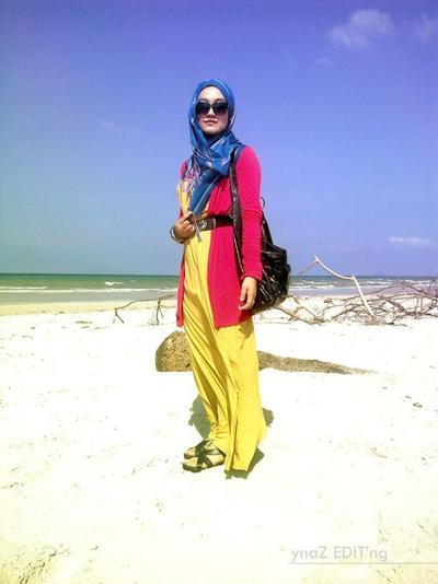 4 Gaya  Hijab Photogenic Saat  Berlibur ke  Pantai 