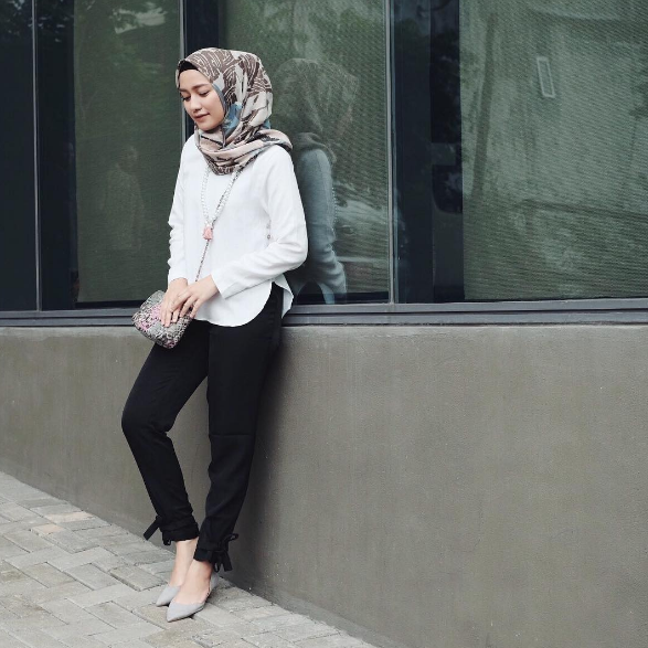 Dengan 6 Model  Baju  Kerja Casual  Muslimah Ini Tampil 