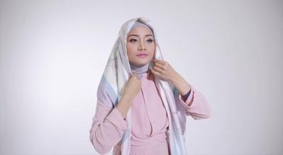 Tutorial Hijab Satin Segi Empat Motif