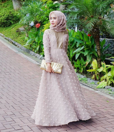 7 Inspirasi Gaun Muslim untuk Kondangan yang Simpel dan Anggun Ala Selebgram  Muslim  beautynesia