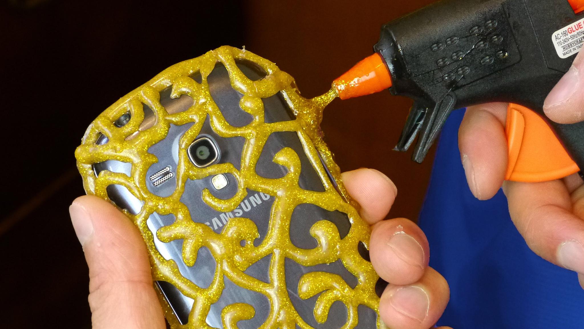 Yuk Buat DIY Smartphone Case Lucu Ini Dengan Menggunakan Lem Tembak