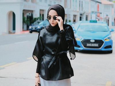 Saatnya Tampil Beda Dengan Padu Padan Hijab Warna Hitam Ala