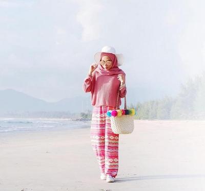 Mau Liburan? Contek Nih Gaya Hijab ke Pantai Ala Selebgram yang Kekinian Banget!