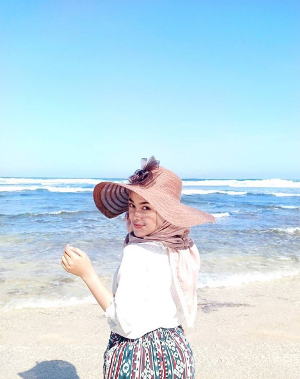 15 Pose Foto Liburan Di Pantai Yang Hits Buat Konten Sosmed