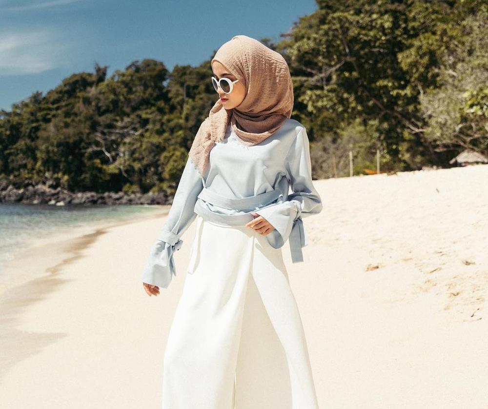 4 Style Hijab Paling Hits Untuk Pilihan Outfit Saat Liburan Ke