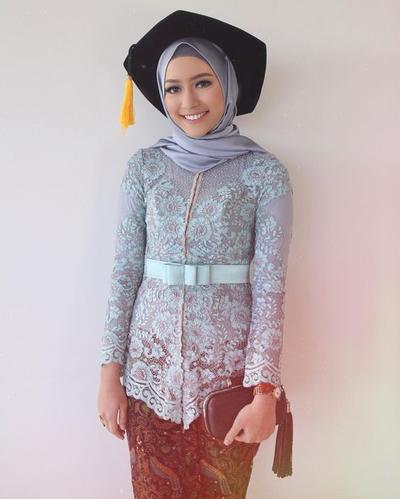 Style Hijab Wisuda Perpaduan Dua Warna Segiempat Bandung