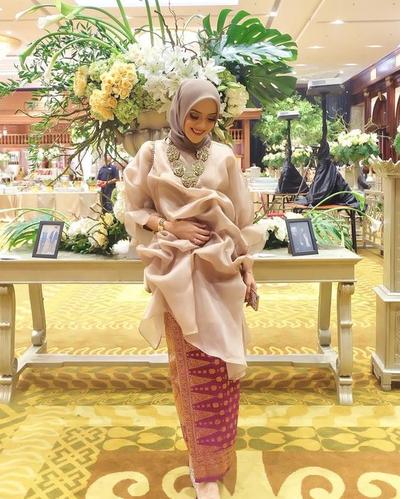 5 Model Kebaya Muslimah Organza Yang Banyak Dipakai Selebgram Untuk