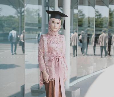 Hijabers Saatnya Tampil Memukau Di Hari Wisuda Dengan Kebaya Hijab