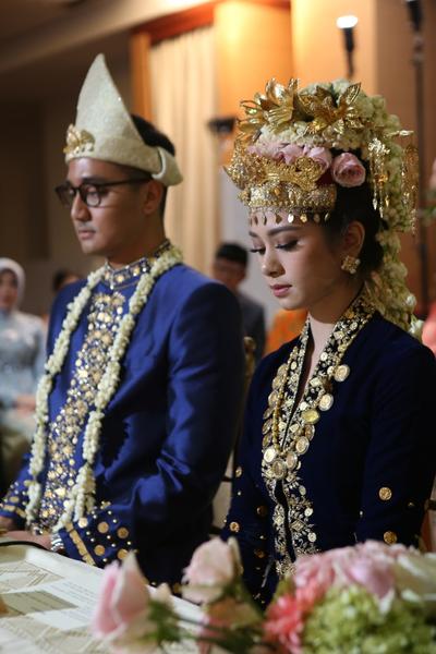 Lebih Simpel Deretan Baju  Pengantin  Adat Palembang Modern 