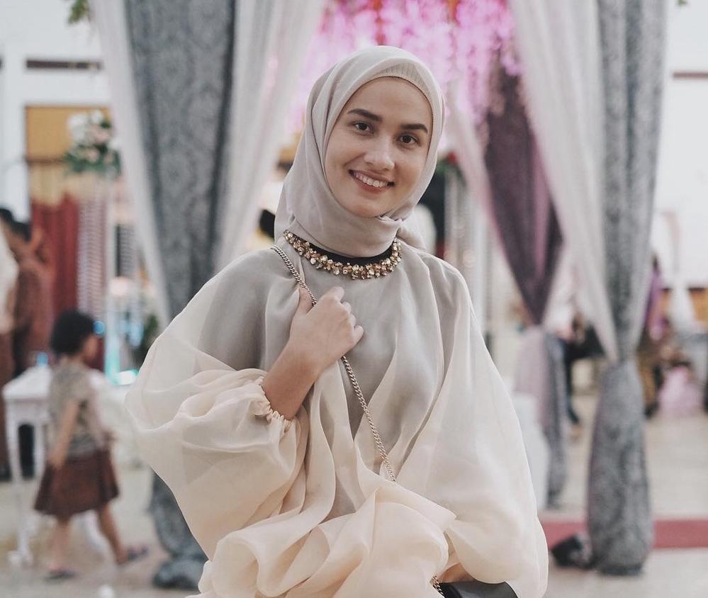 Tak Melulu Kebaya Atasan Organza Hijab Ini Cocok Banget Menemani