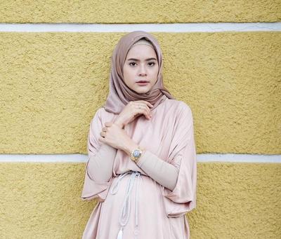 Ini Lho Pilihan Atasan Brokat Hijab  Kekinian yang Lagi 