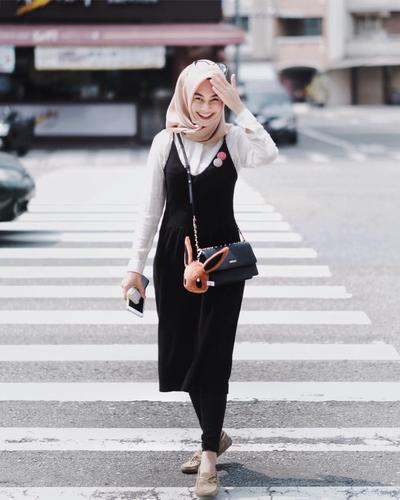 Perpaduan Warna Baju Hitam Hijab