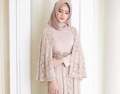 Kebaya Model Cape Ini Lagi Banyak Disukai Para Hijabers Untuk Wisuda Lho Penasaran Muslim Beautynesia