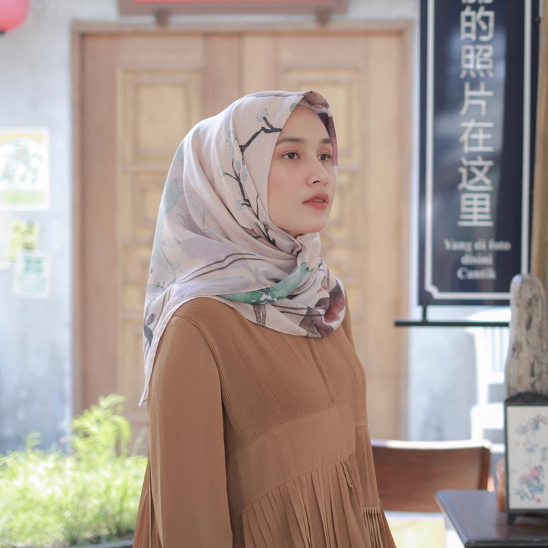 Rekomendasi 5 Online Shop Hijab Satin Maxmara Yang Motifnya Dijamin