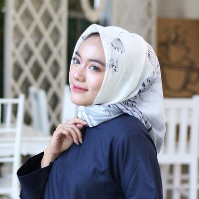 Model Gaun Berhijab Warna Biru Dongker