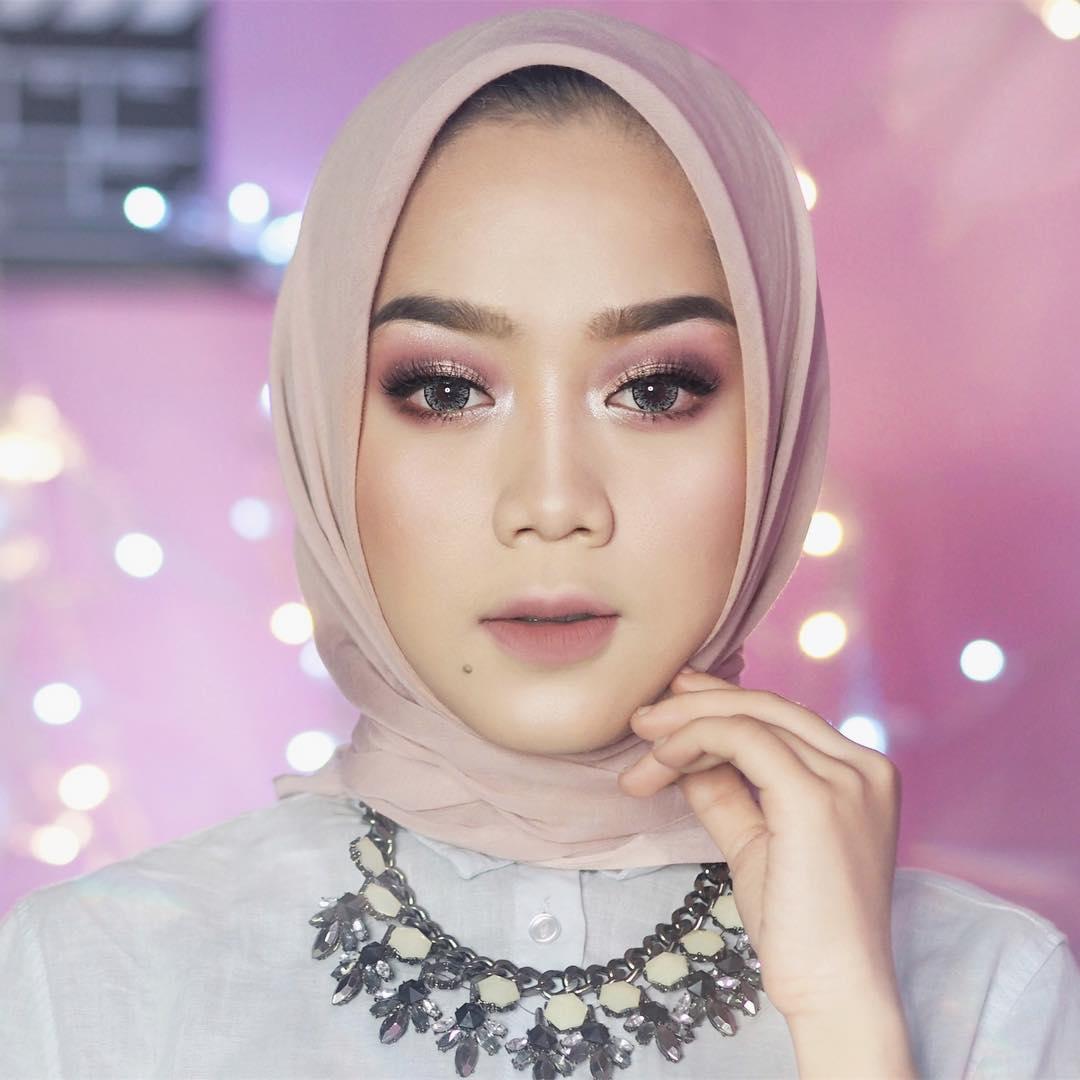 Tak Menyamakan Dengan Leher Begini Cara Memilih Warna Foundation