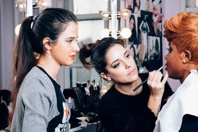3 Pilihan Sekolah Make Up Terbaik di Indonesia yang Mampu 3 Pilihan Sekolah Make Up Terbaik di Indonesia yang Mampu