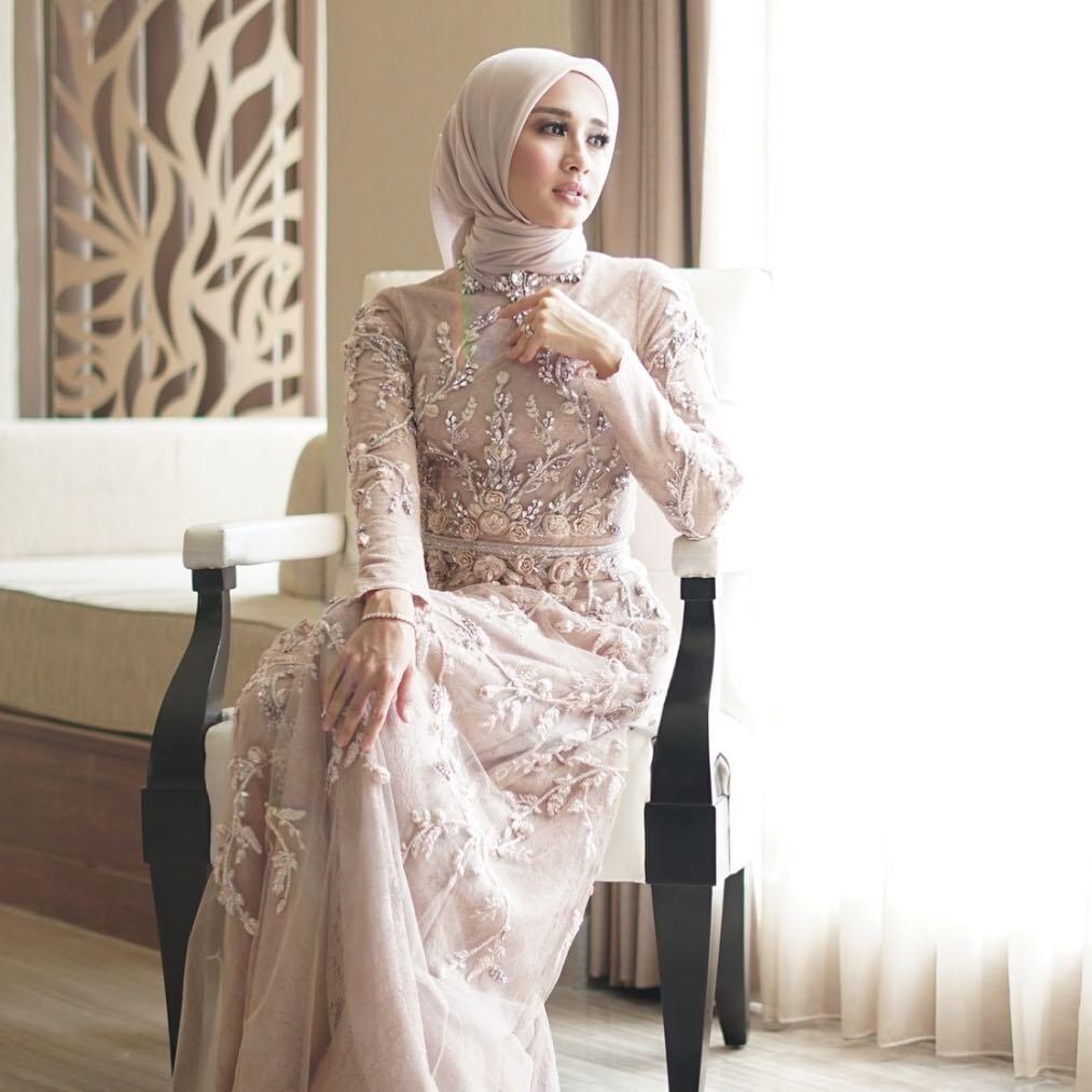 Megahnya Gaun  Pengantin  Muslimah Para Selebriti ini 