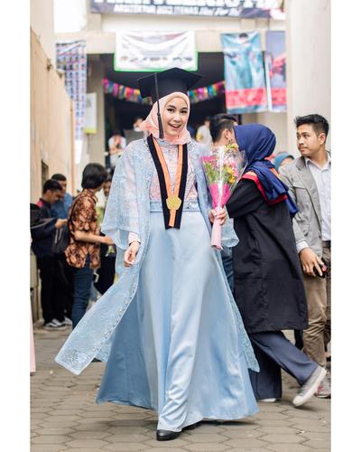 Style Wanita Berhijab Kebaya  Wisuda  Warna Cream Jilbab Voal