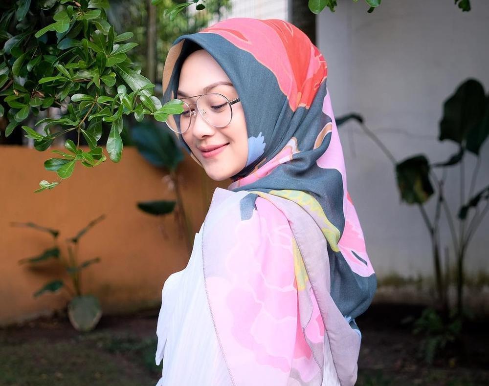 Simak 3 Inspirasi Model Hijab Untuk Hijabers Berkacamata Ini Agar