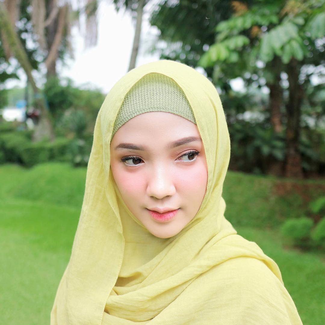 Bikin Wajah Bulat Jadi Tirus Dengan Gaya Hijab Ala Ayu Indriati Ini