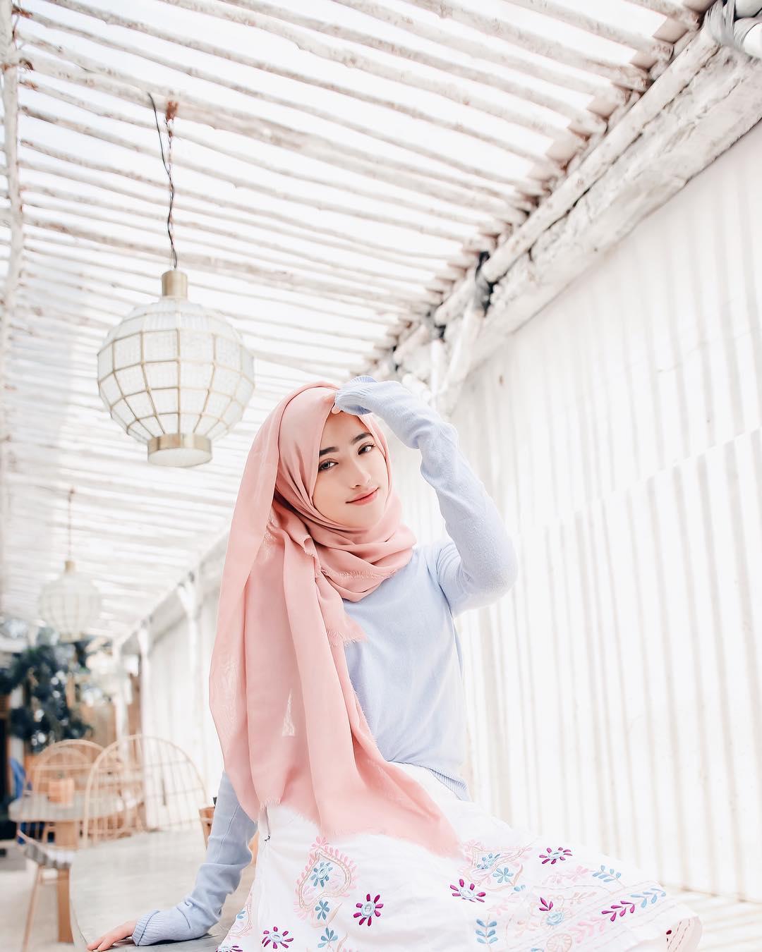 Biar Tetap Terlihat Muda Dan Stylish Gaya Hijab Ala Selebgram