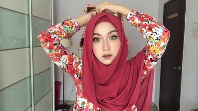 Outfit Saat Memakai Hijab Warna Merah Maroon