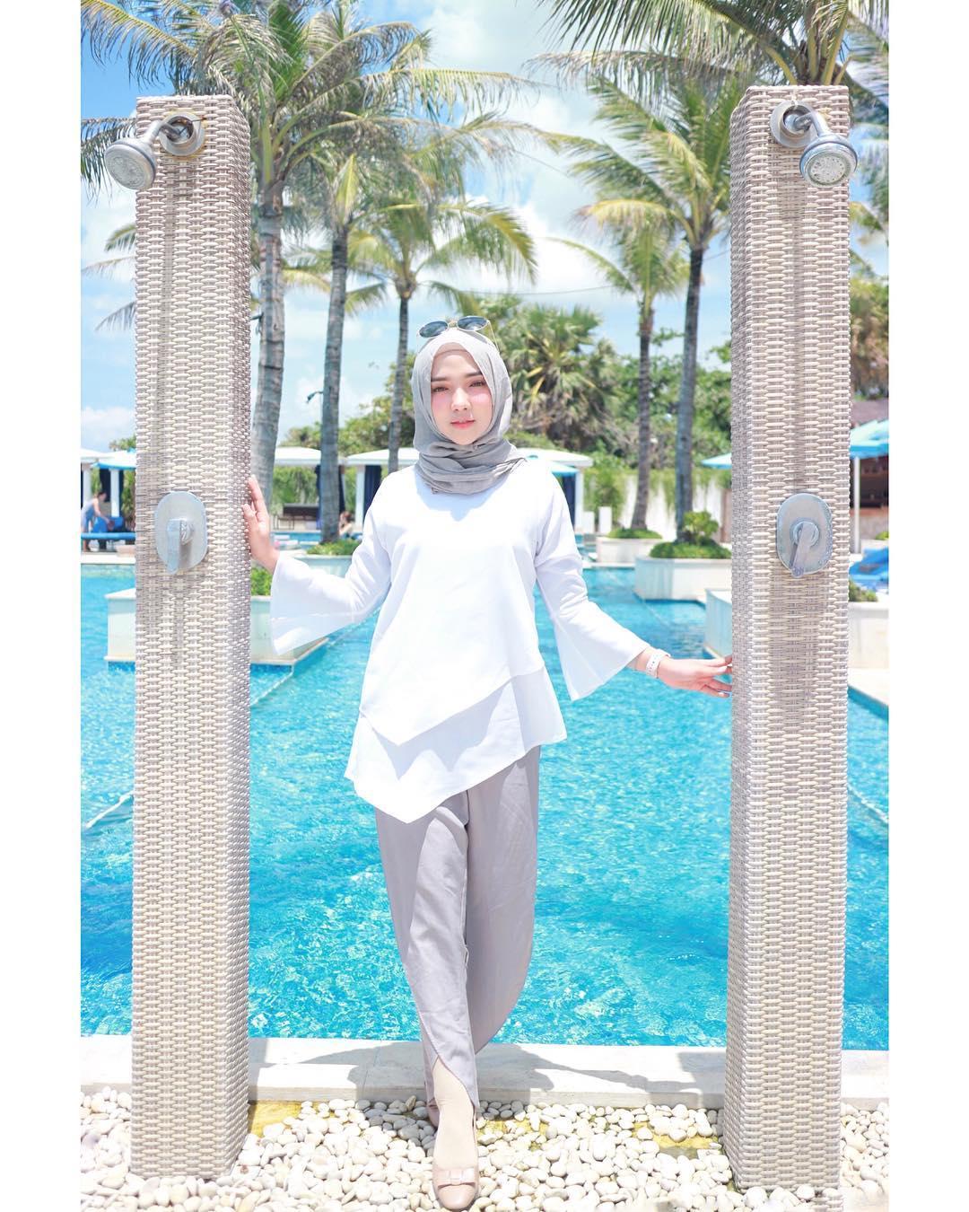 Contek Gaya Fashion Liburan Ala Selebgram Hijab Yang Simple Dan