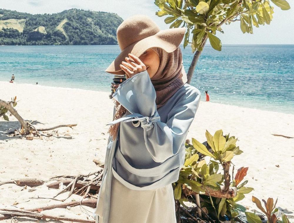 Wah Ini Dia 6 Tips Menggunakan Busana Hijab untuk ke Pantai!  Fashion  beautynesia