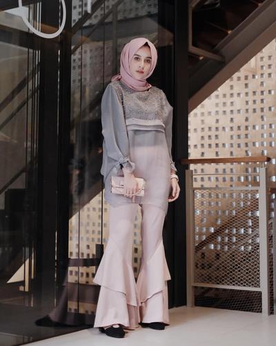 Tampil Makin Hits Dengan Blouse Organza Ala Aghnia Punjabi Intip