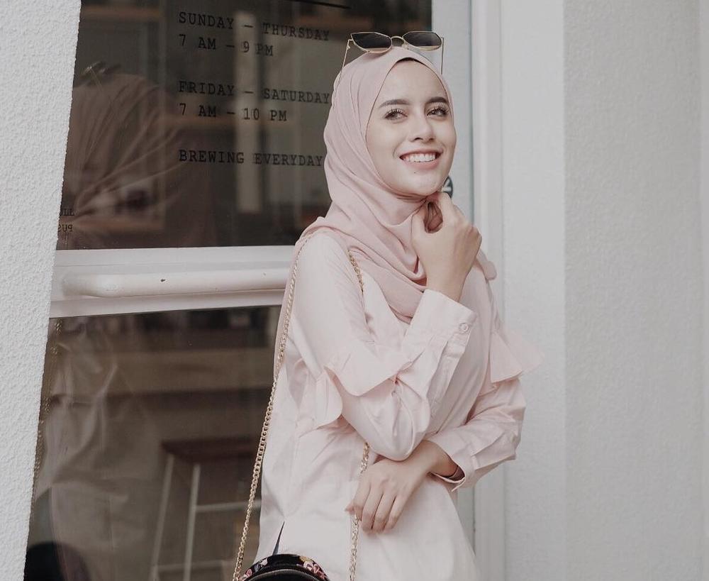 Padu Padan Hijab Warna Peach Ini Dijamin Bikin Kamu Semakin Menarik