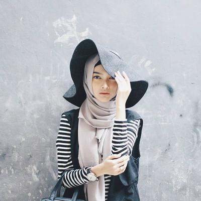 Makin Modis Dengan Outfit Stripes Hijabers Wajib Contek Padu Padan