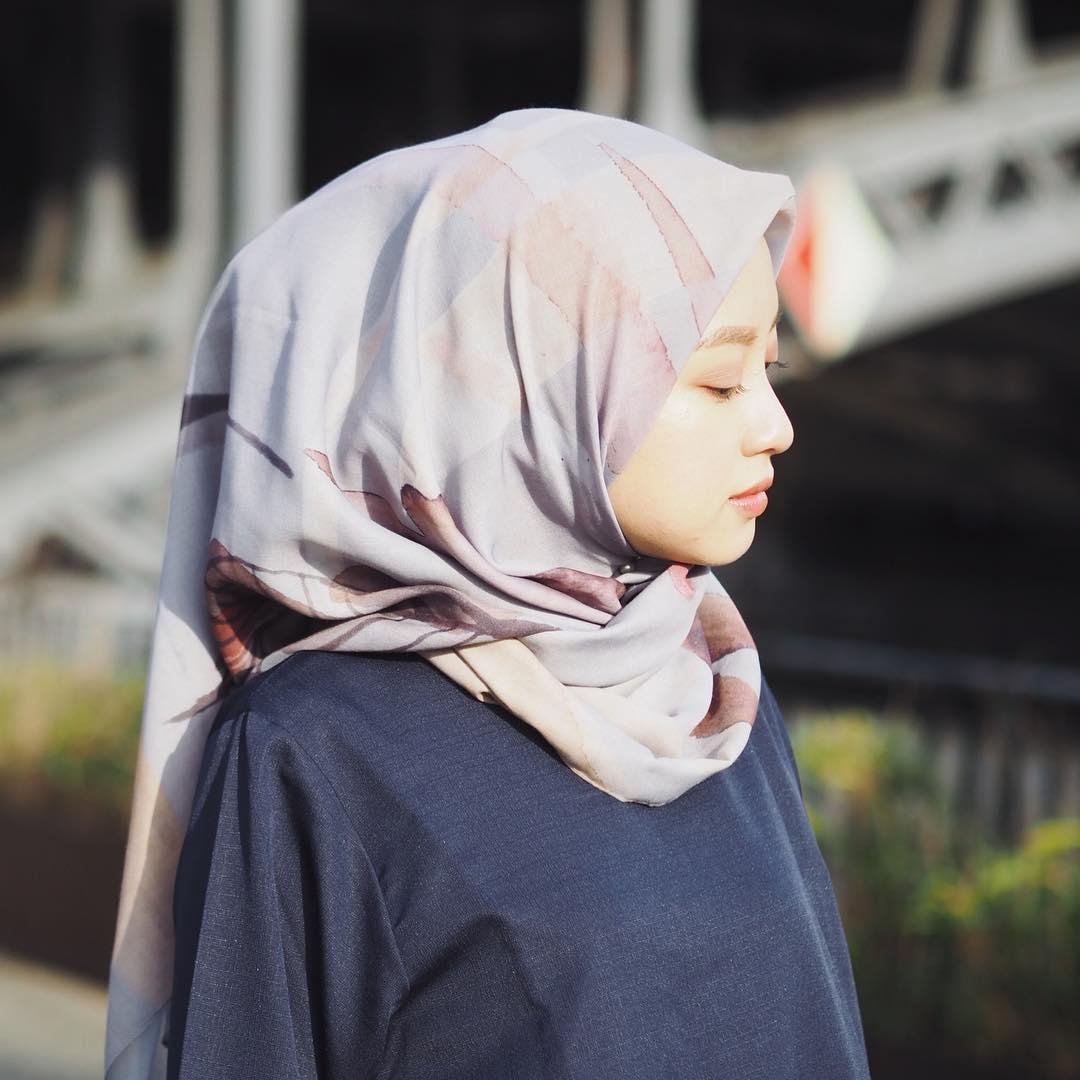 Inspirasi Outfit Hijab Ala Gita Savitri Devi Ini Mudah Diikuti Untuk