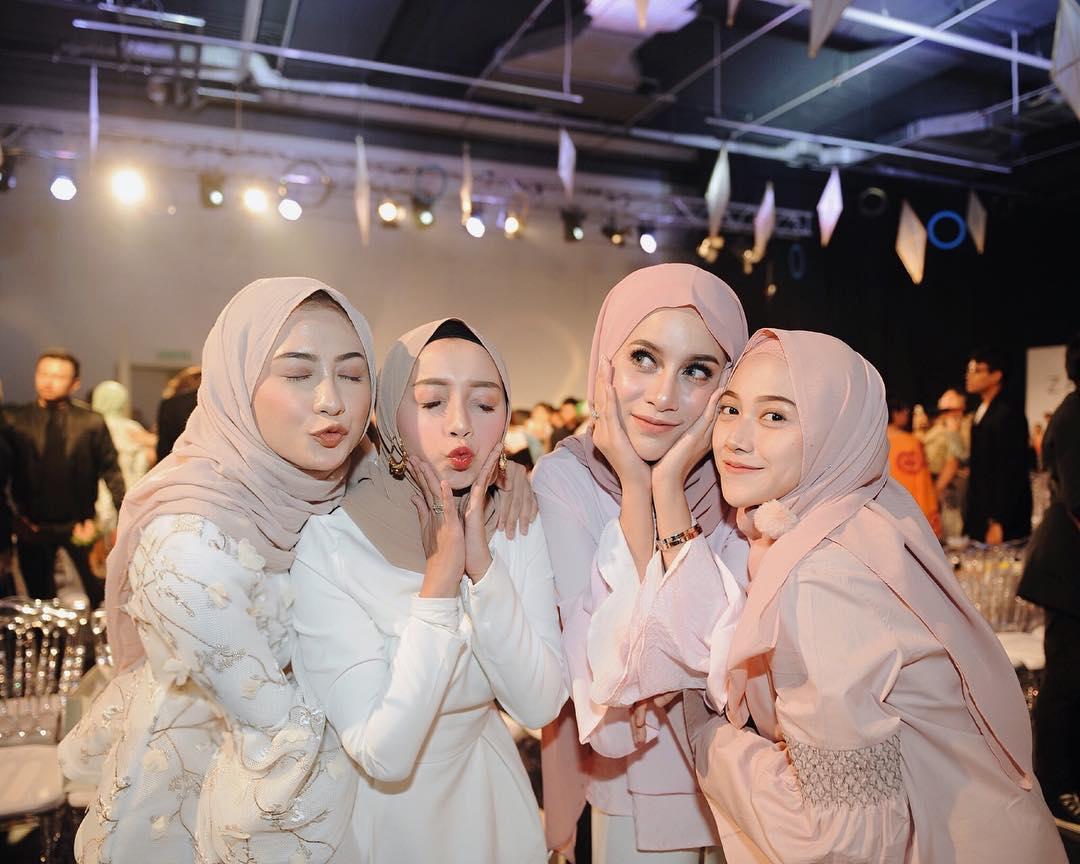 FORUM Apa Warna Hijab Yang Bikin Wajah Terlihat Lebih Cerah Dan