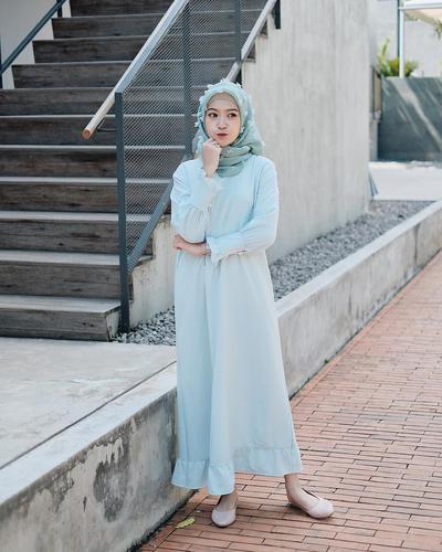 Lagi Populer, Model Dress Seperti Ini Cocok Banget Dipakai Hijabers Remaja untuk Hangout Lho