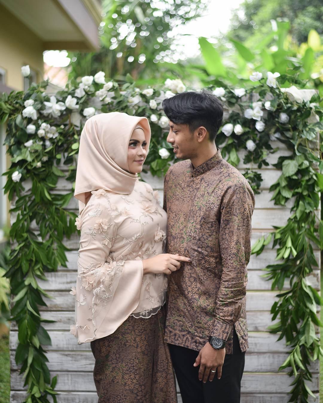 Ingin Serasi Di Hari Lamaran Ini Inspirasi Outfit Lamaran Couple