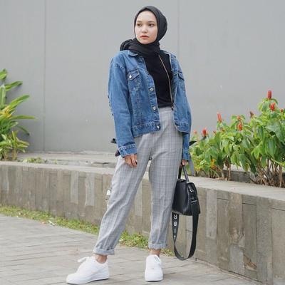 Padu Padan Model Baju Denim Hijab Ini Akan Selalu Masuk